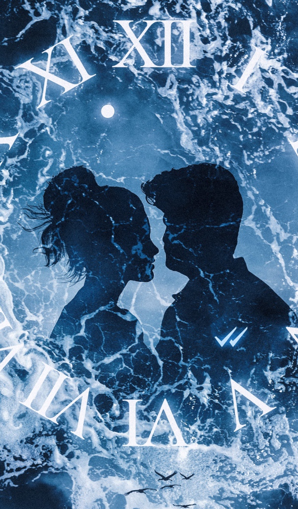 Часы с влюбленной парой на фоне воды