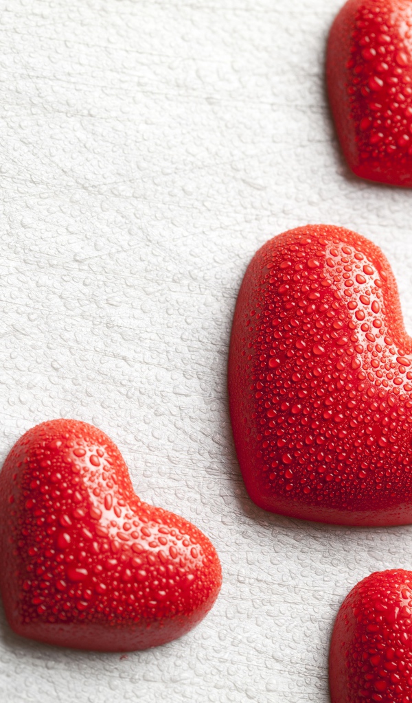 Мокрые красные сердечки на белом фоне