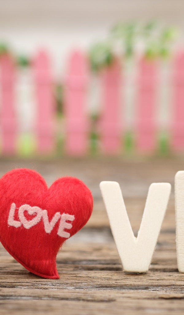 Белые буквы LOVE с красным сердечком