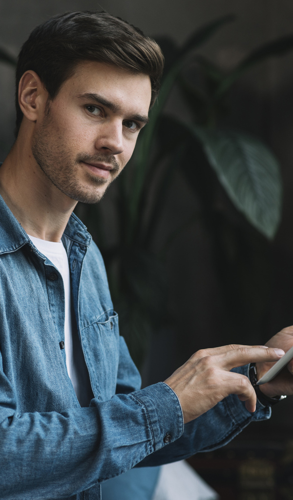 Красивый мужчина со смартфоном в руке