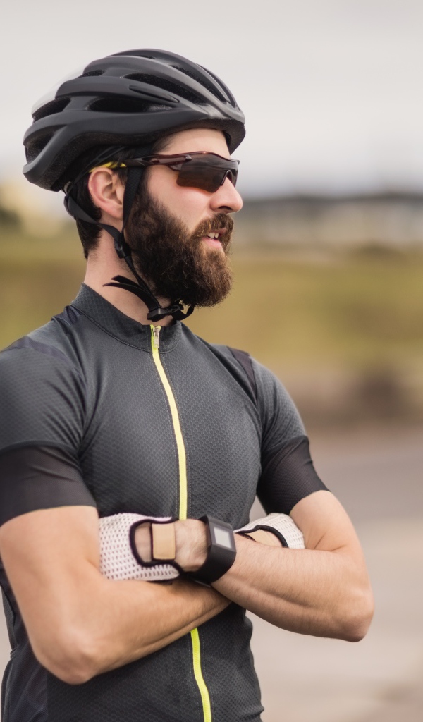 Мужчина велосипедист в черном шлеме 