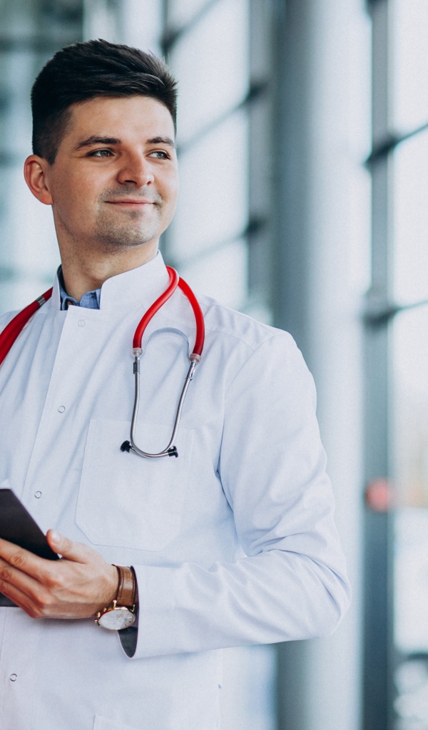 Мужчина доктор в больнице у окна 