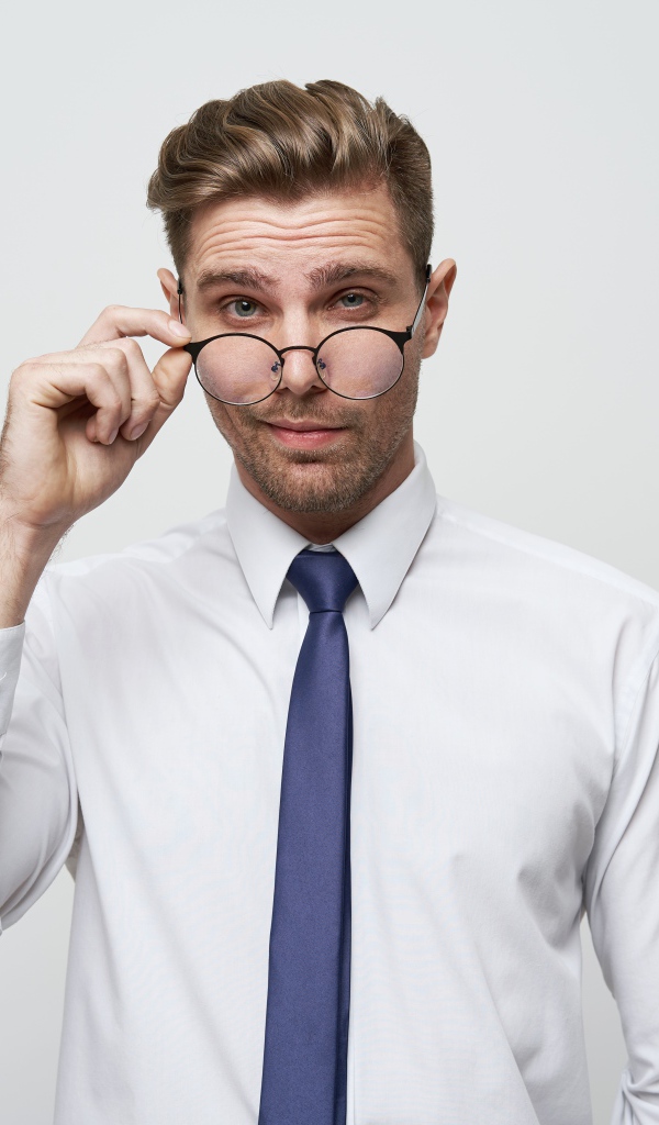 Стильный мужчина в белой рубашке в очках 