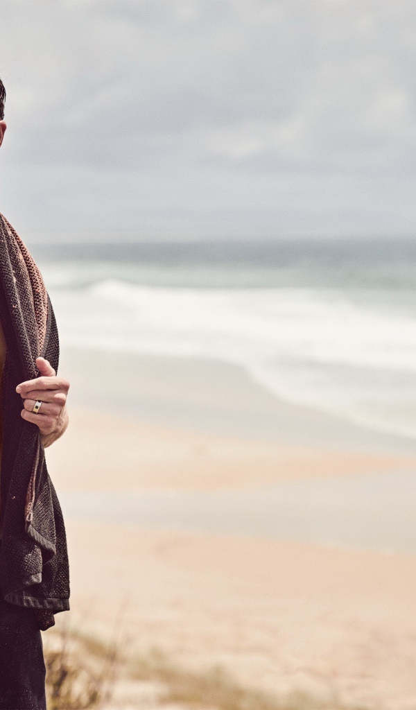 Актер Крис Хемсворт в полотенцем на шее