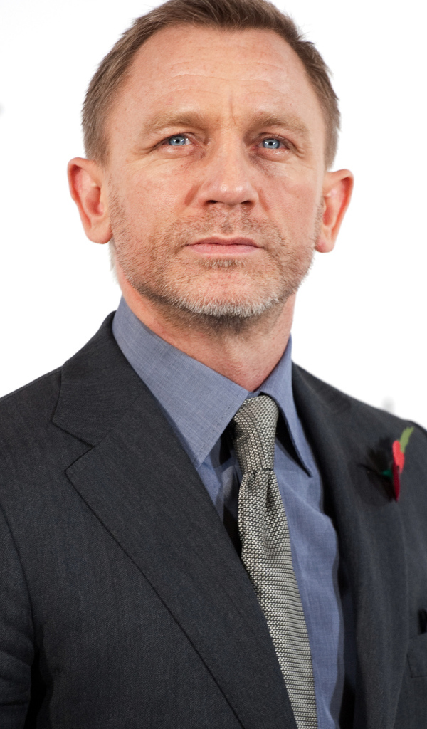 Актер Дэниел Крейг в дорогом костюме