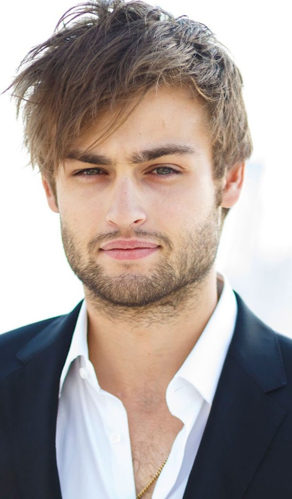 Актер Дуглас Бут в костюме на белом фоне