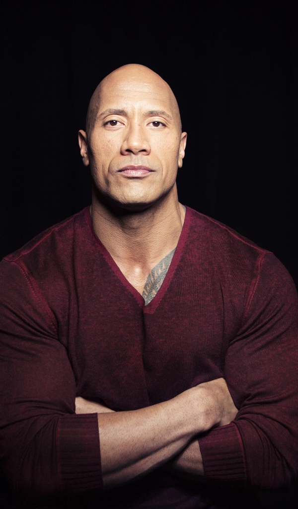 Актер Дуэйн Джонсон на черном фоне