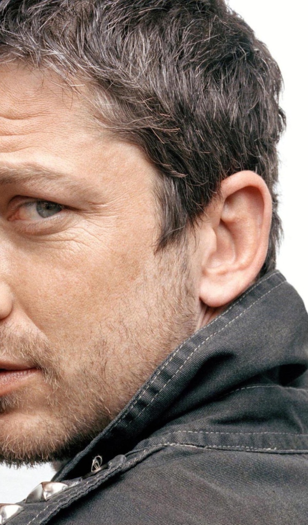 Актер Джерард Батлер крупным планом на белом фоне