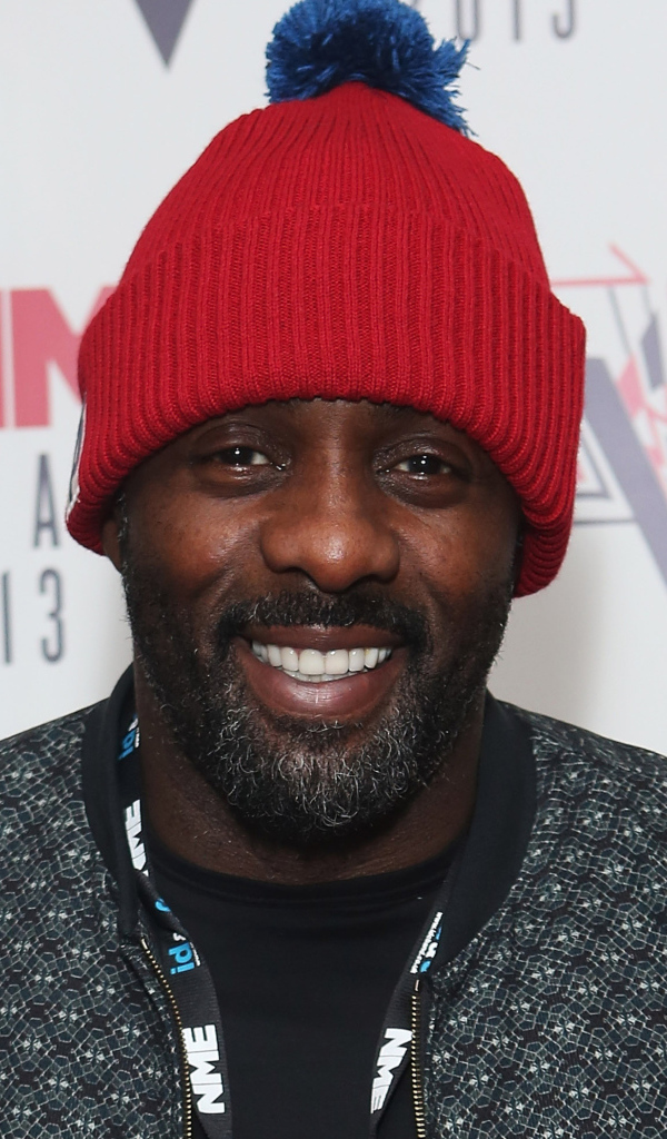 Актер Идрис Эльба в красной вязаной шапке