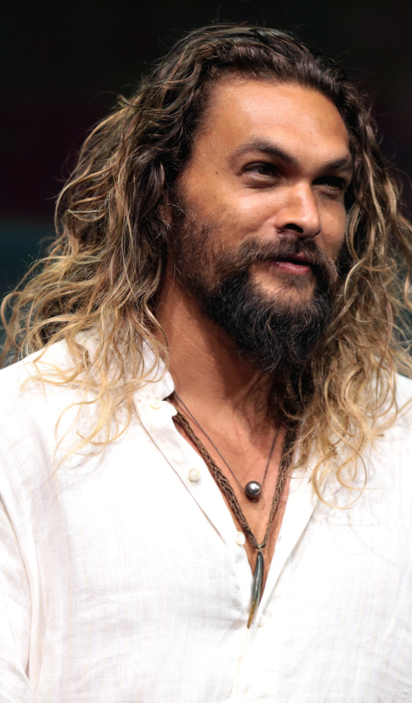 Актер Джейсон Момоа в белой рубашке