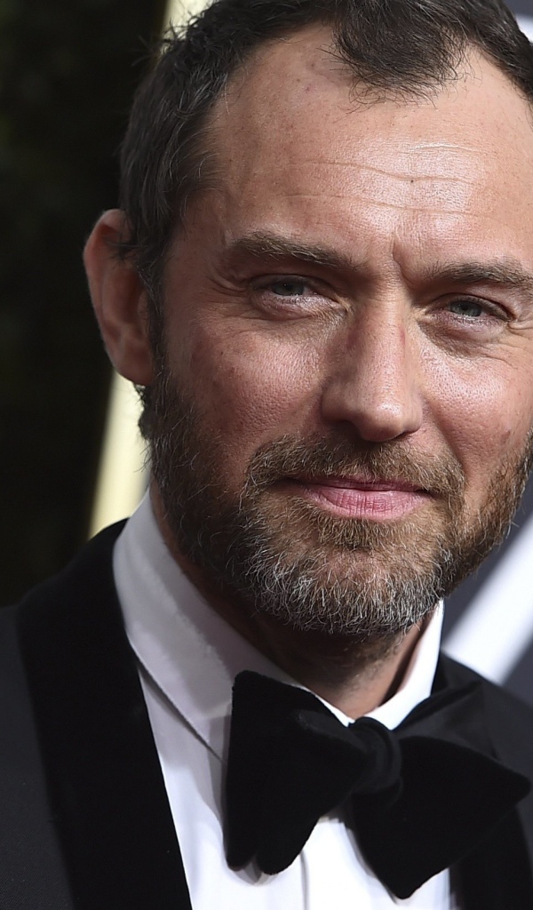 Актер Джуд Лоу в костюме с бабочкой