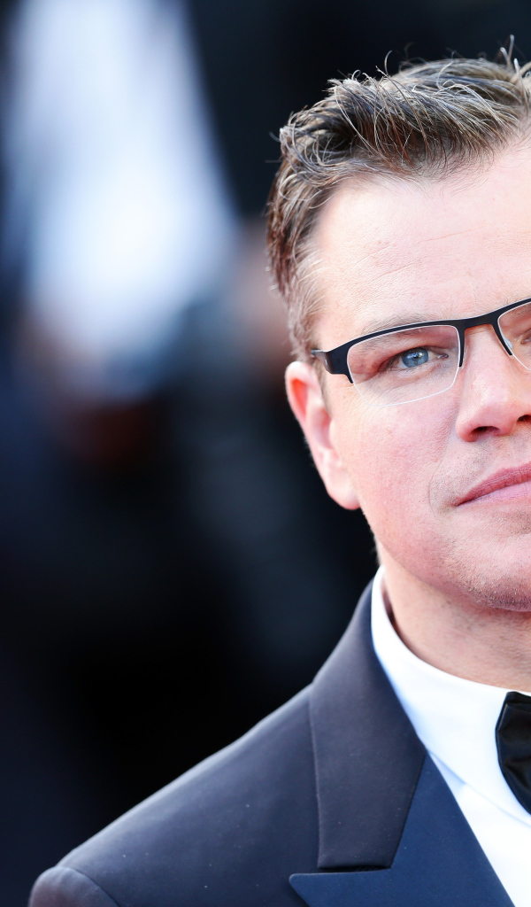 Актер Мэтт Деймон в дорогом костюме