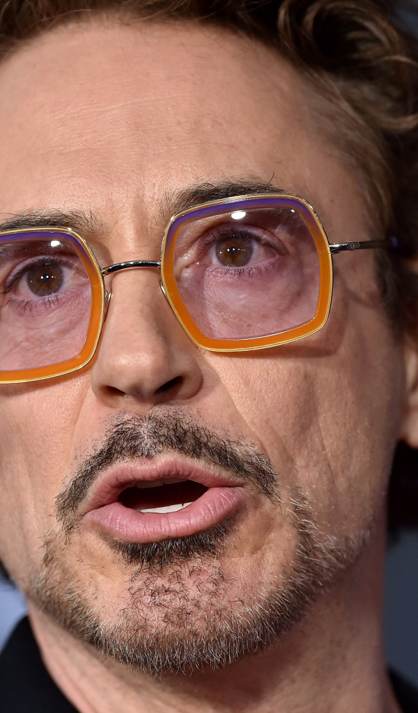 Актер Роберт Дауни-младший в очках крупным планом