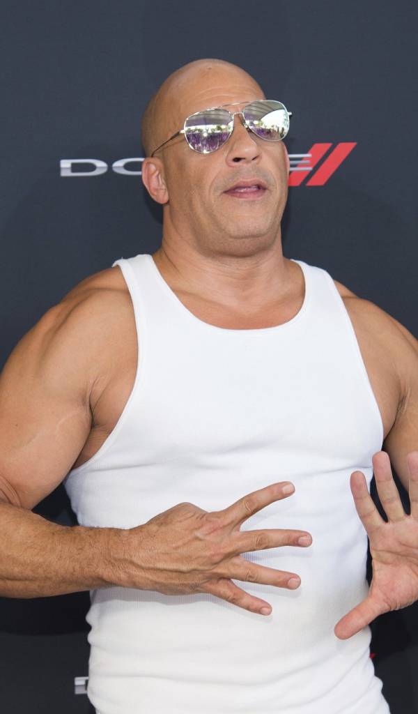 Актер Вин Дизель в белой майке