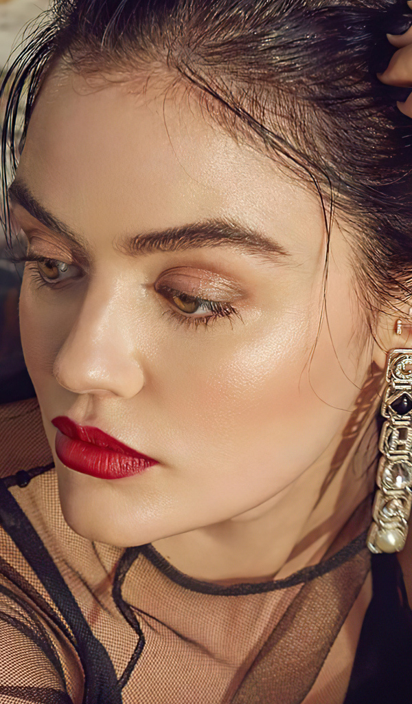 Актриса Люси Хейл отвела взгляд 