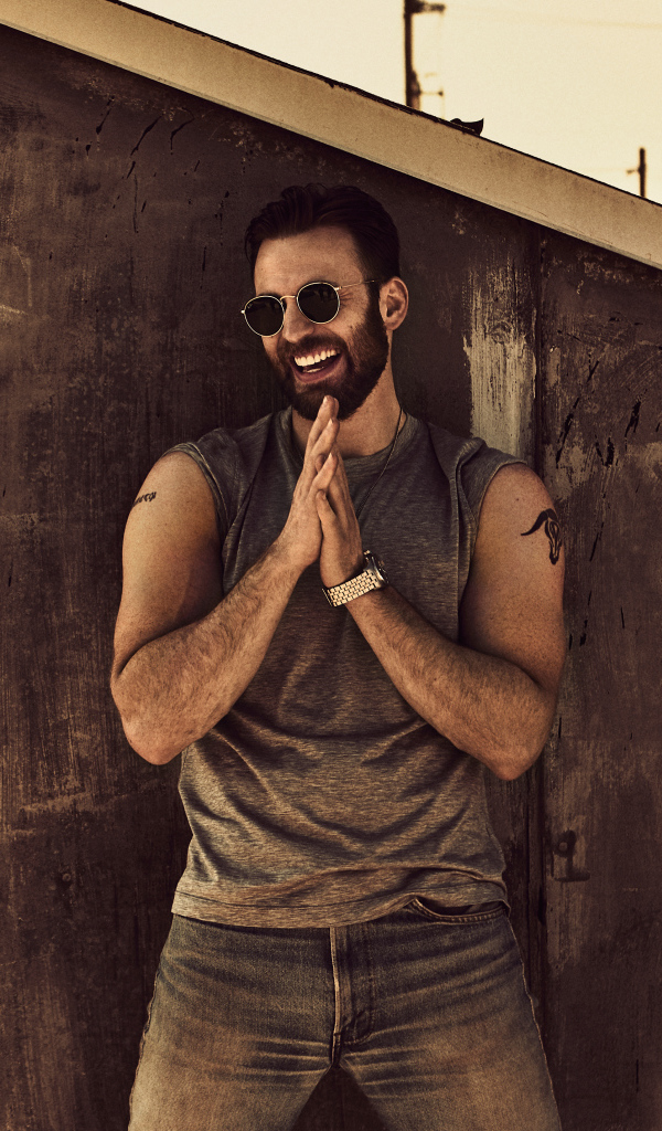 Американский актер Крис Эванс в солнечных очках