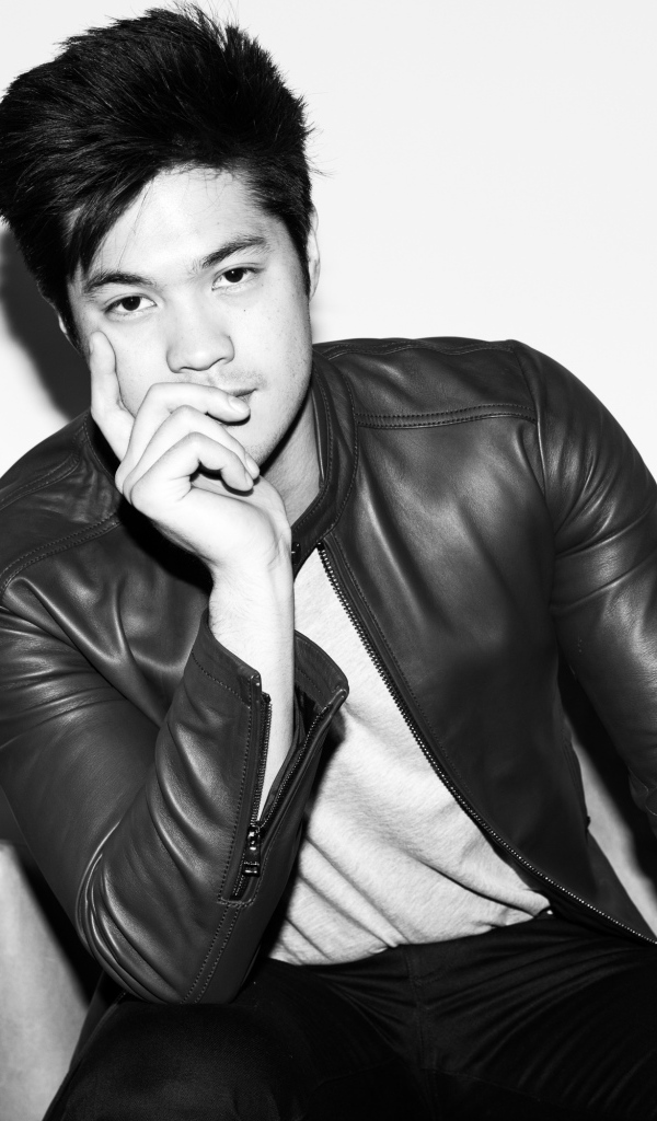 Американский актер Росс Батлер в черной кожаной куртке