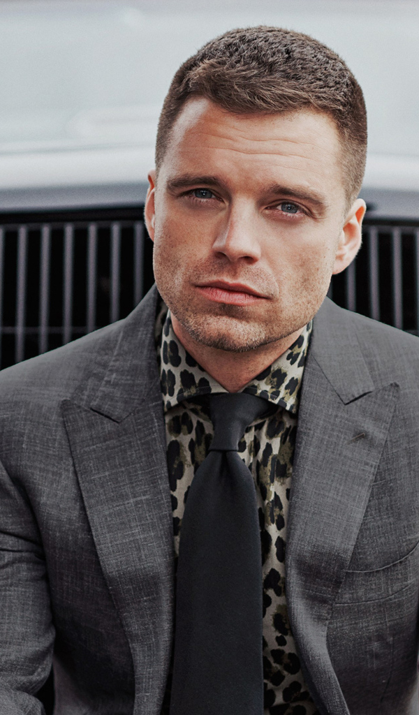 Американский актер Себастиан Стэн в костюме у машины