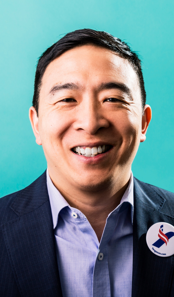 Американский предприниматель Эндрю Ян на голубом фоне