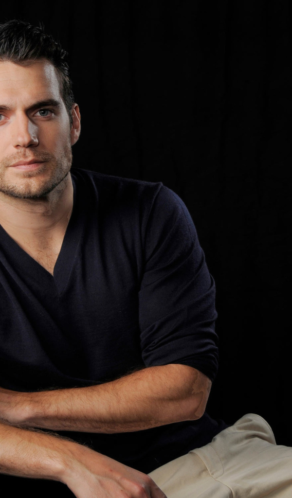 Британский актер Генри Кавилл на черном фоне