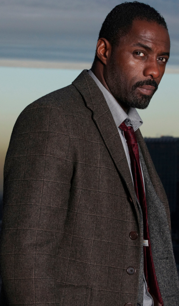 Британский актер Идрис Эльба на фоне города