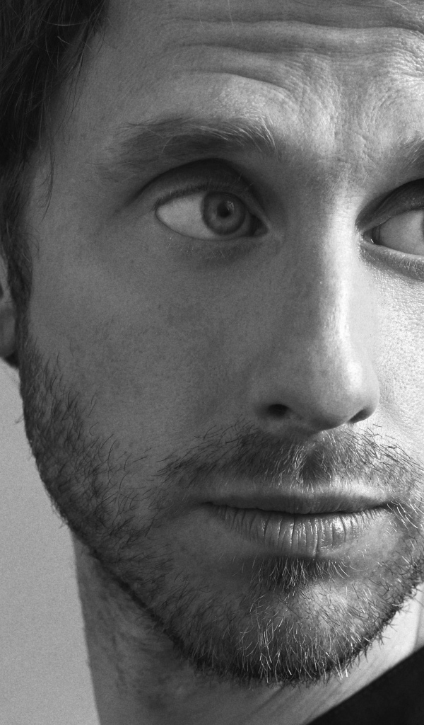 Британский актер Роберт Эммс лицо крупным планом