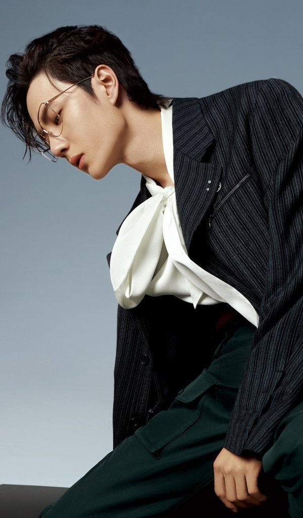 Китайский актер Ван Ибо на голубом фоне