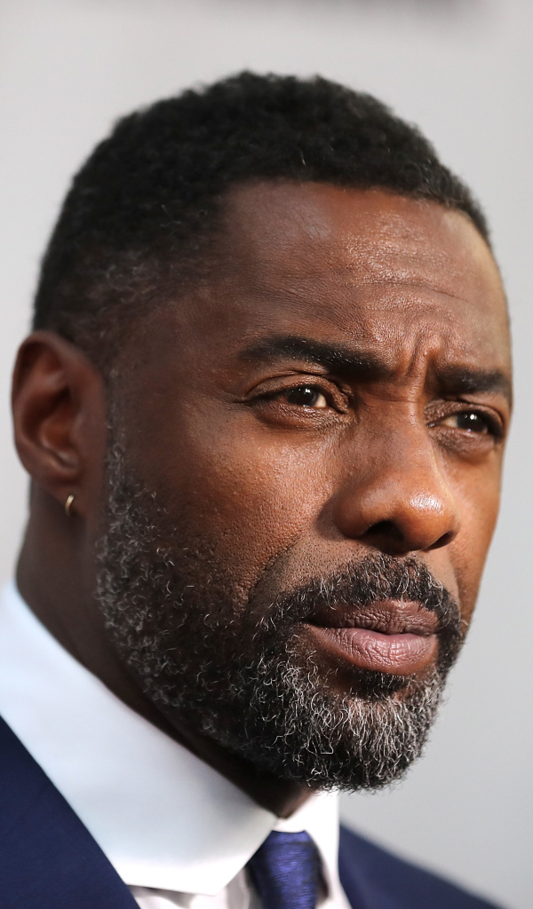 Лицо актера Идрис Эльба крупным планом