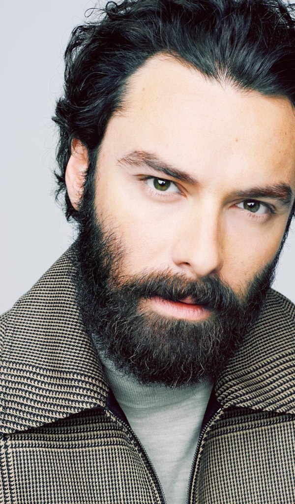 Темноволосый мужчина, актер Эйдан Тёрнер