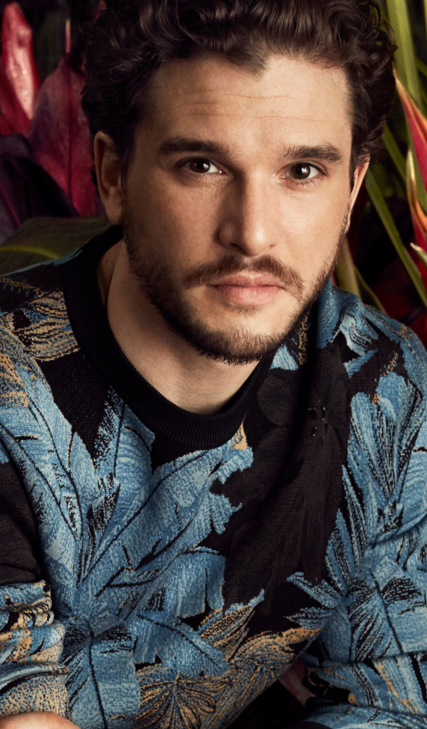 Английский актер Кит Хэрингтон на фоне цветов