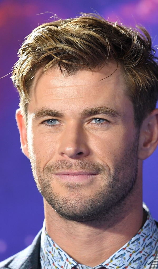 Красивый мужчина, актер Крис Хемсворт
