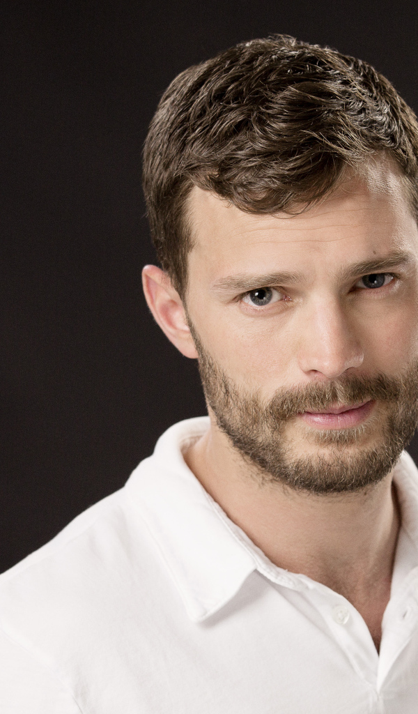 Красивый мужчина, актер Джеми Дорнан в белой рубашке