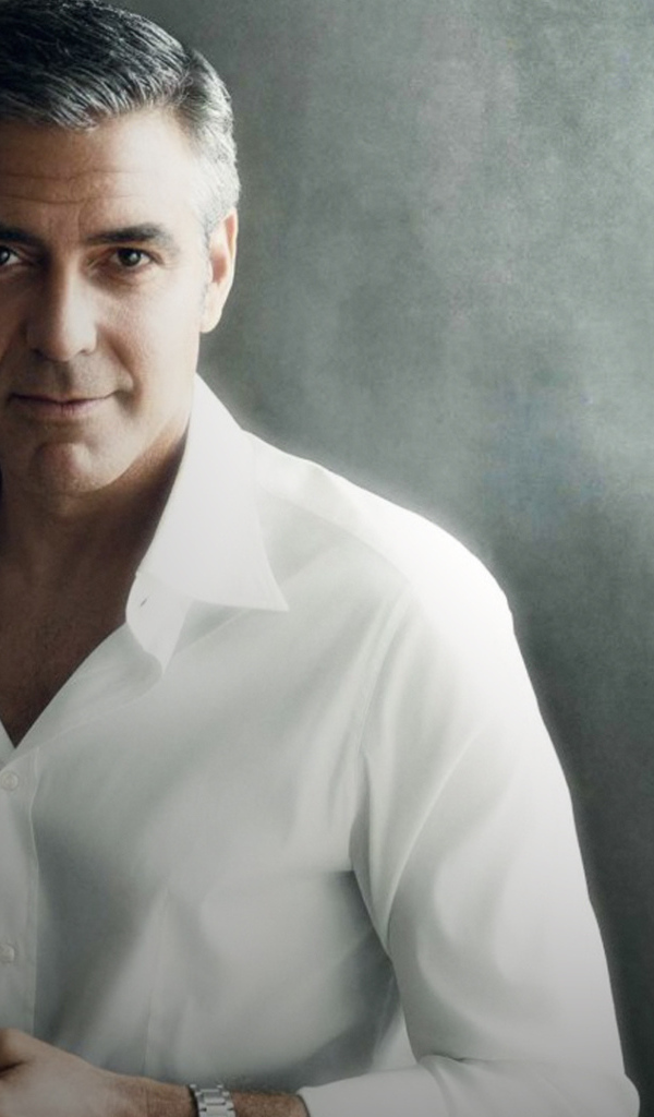 Красивый мужчина, актер Джордж Клуни в белой рубашке 