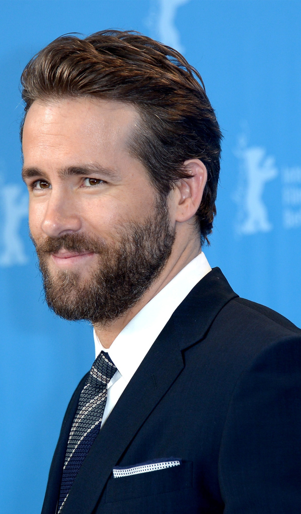 Красивый мужчина в костюме, актер Райан Рейнольдс