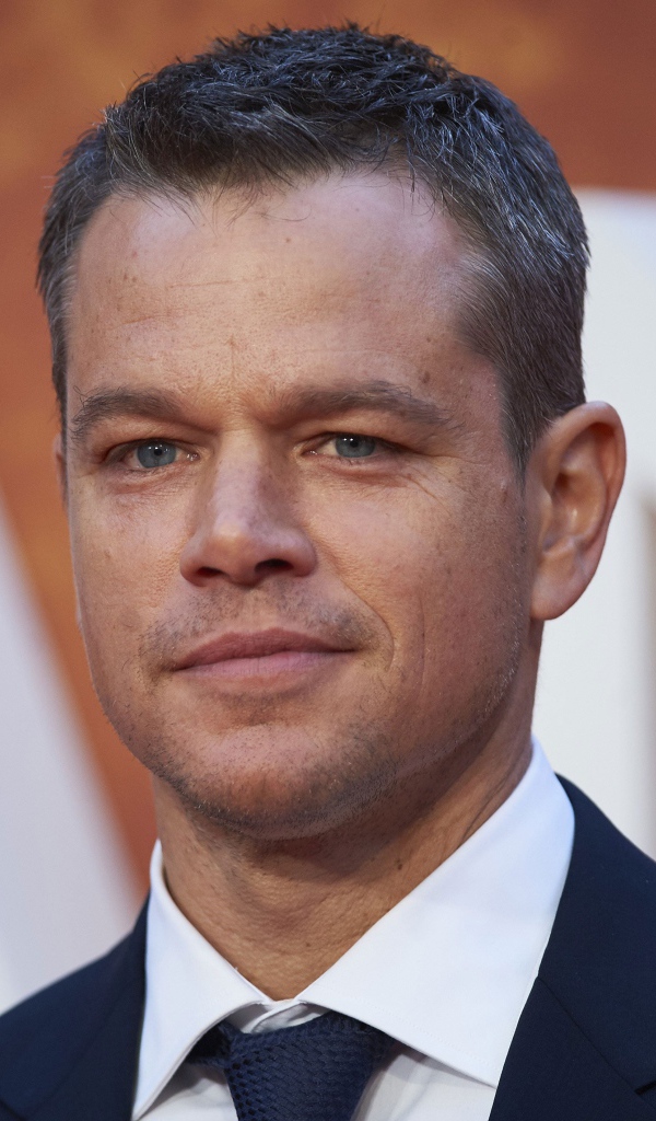 Красивый популярный актер Мэтт Деймон в костюме