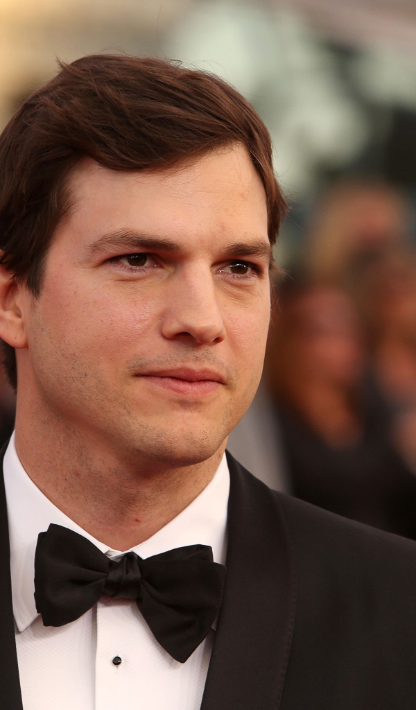 Красивый стильный мужчина, актер Эштон Кутчер в костюме