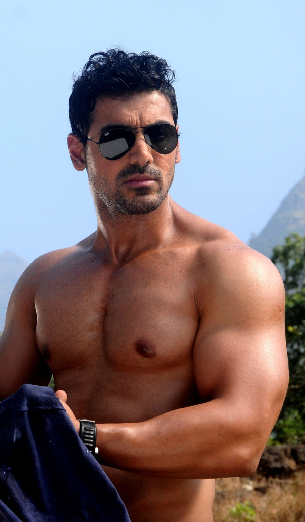 Накаченный мужчина индийский актер Джон Абрахам