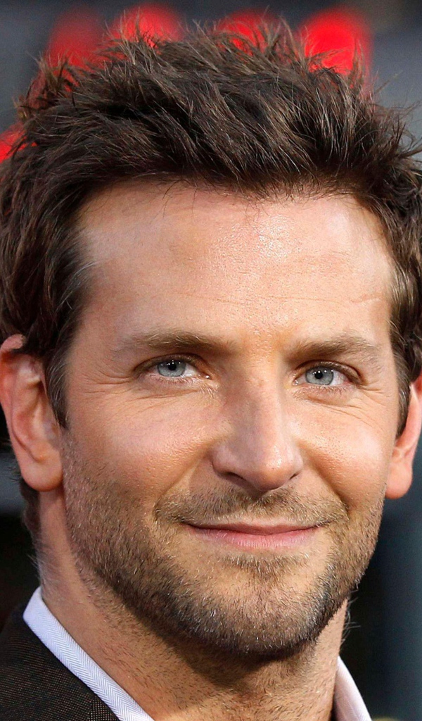 Популярный актер Брэдли Купер крупным планом