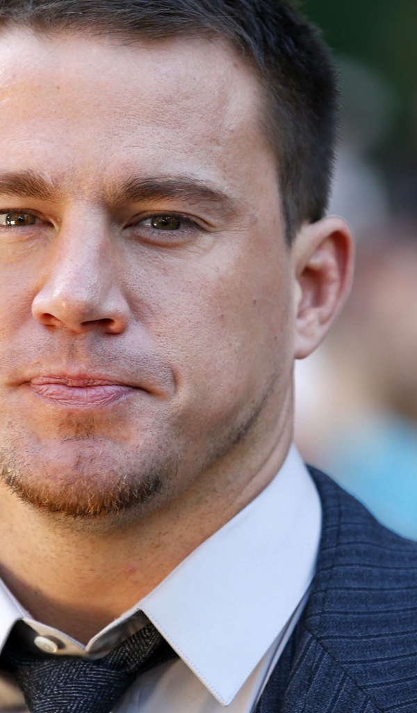 Популярный актер Ченнинг Татум в костюме крупным планом