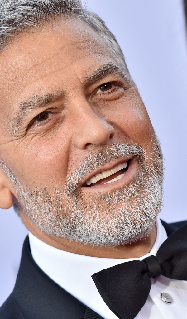 Популярный актер Джордж Клуни в костюме