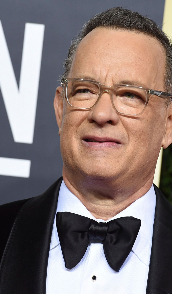 Популярный актер Том Хэнкс в черном костюме