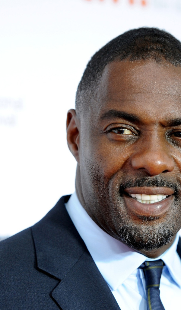 Улыбающийся мужчина актер Идрис Эльба