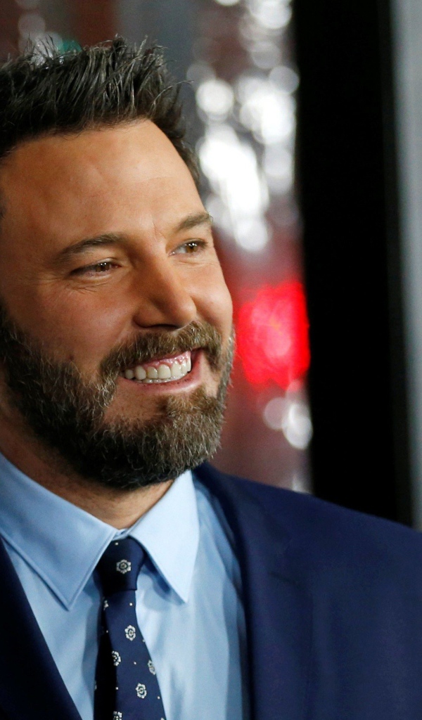 Улыбающийся мужчина, актер Бен Аффлек в костюме