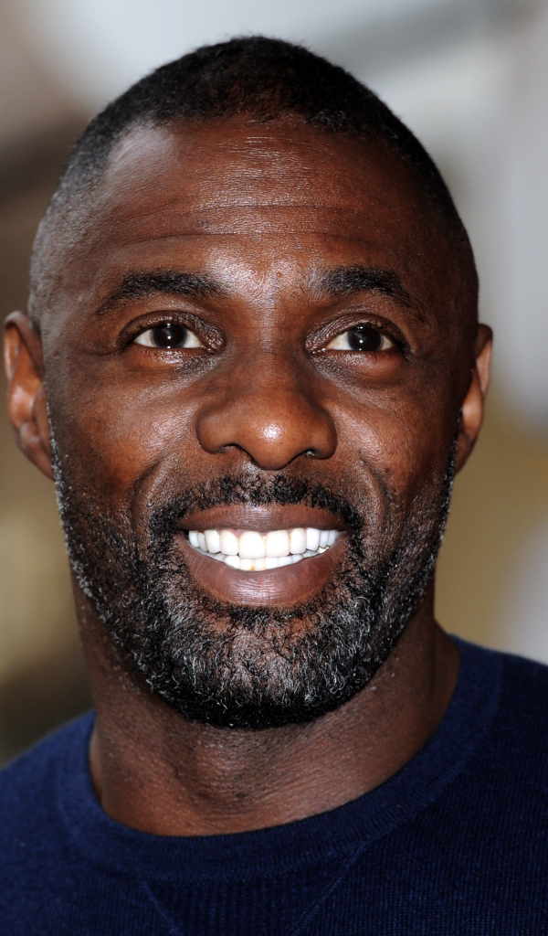 Улыбающийся мужчина,  актер Идрис Эльба