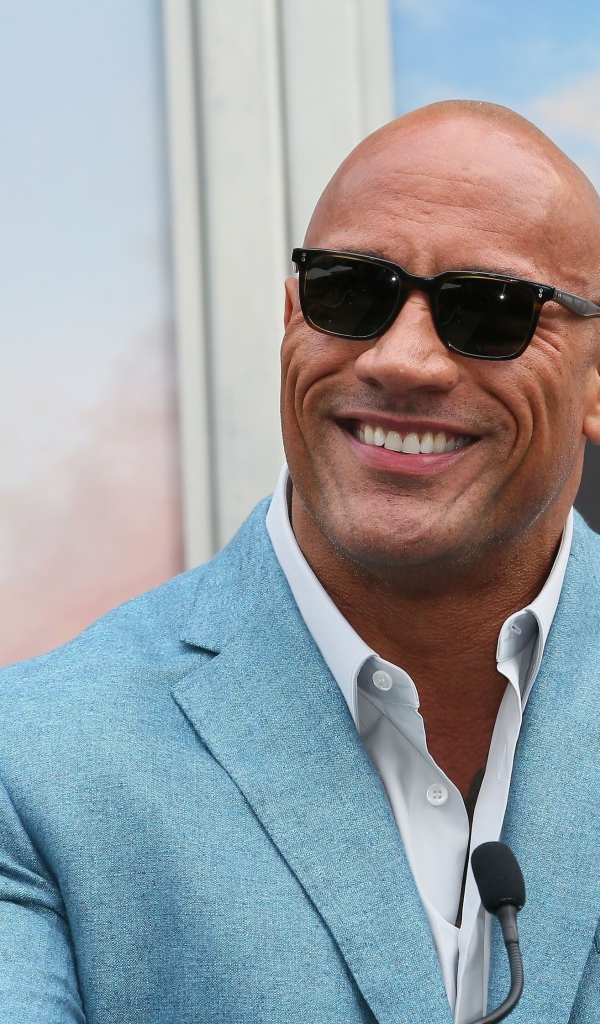 Сильный мужчина Дуэйн Джонсон в очках