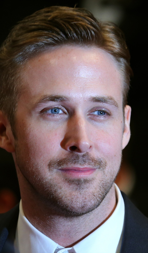 Стильный  мужчина, популярный актер Райан Гослинг в костюме