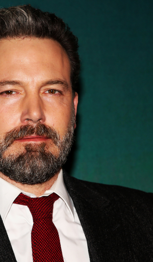 Стильный популярный актер Бен Аффлек в костюме