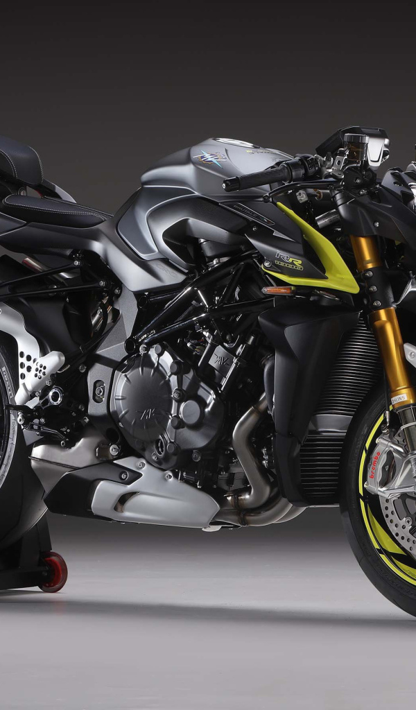 Большой мотоцикл Agusta Brutale 2020 года на сером фоне