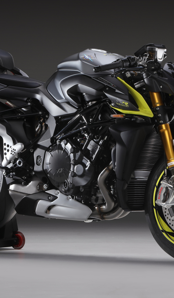 Большой тяжелый мотоцикл Agusta Brutale 1000 RR 2020 года на сером фоне