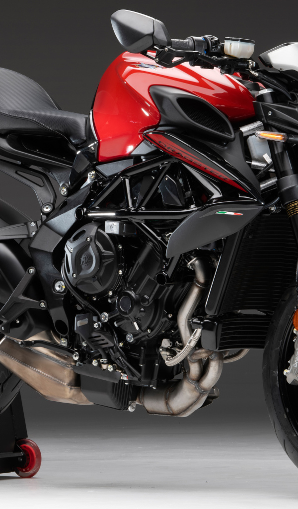 Черный мотоцикл Agusta Dragster 800 Rosso 2020 года на сером фоне
